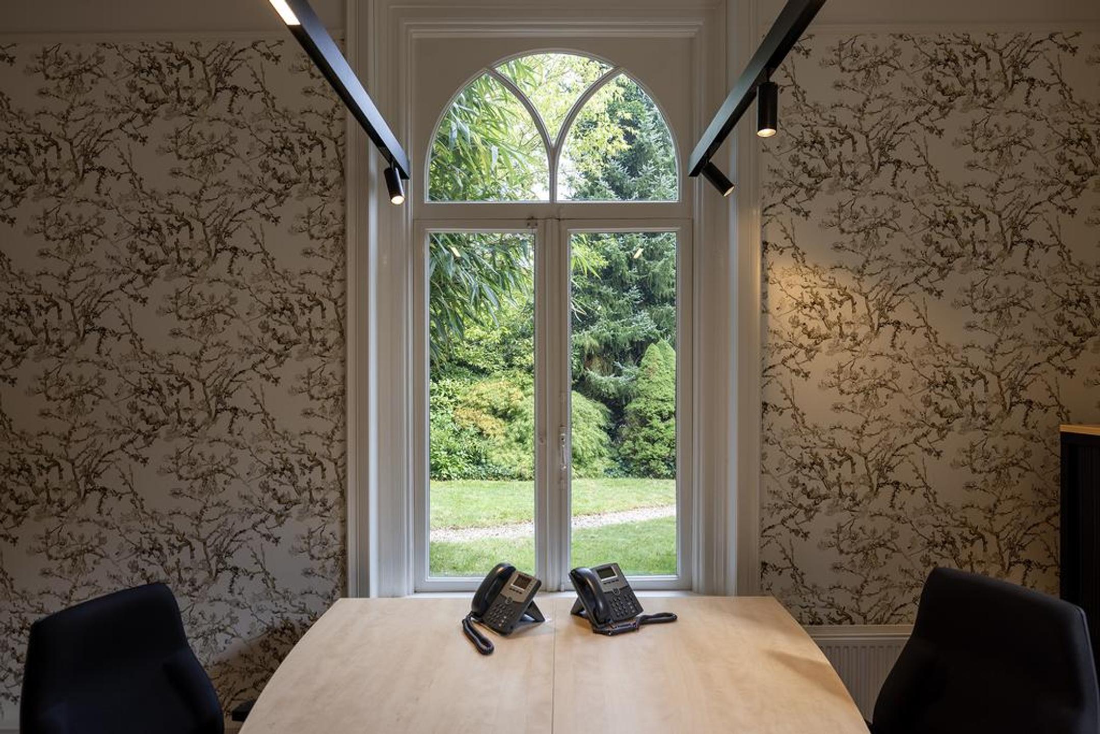 Groene omgeving rondom het pand
